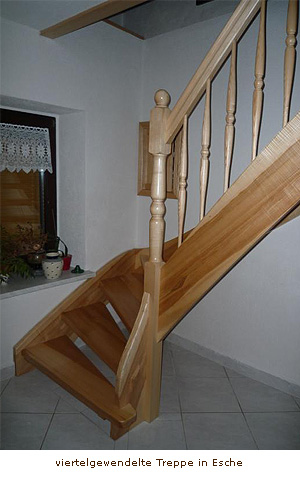 viertelgewendelte Treppe in Esche