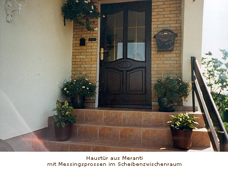 Haustür aus Meranti mit Messingsprossen