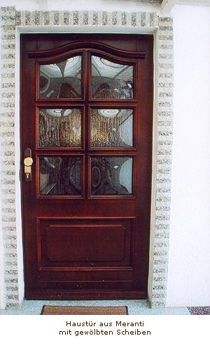 Haustür aus Meranti mit gewölbten Scheiben