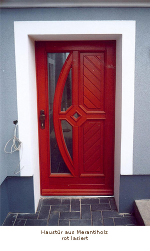Haustür aus Merantiholz rot lasiert